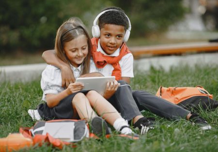 2 Kinder gucken auf ein iPad